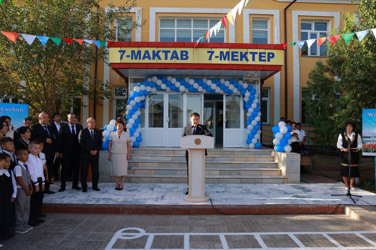Жоқарғы Кеңес Баслығы Нөкис қаласындағы 7-санлы мектеп оқыўшыларын жаңа оқыў жылы менен қутлықлады