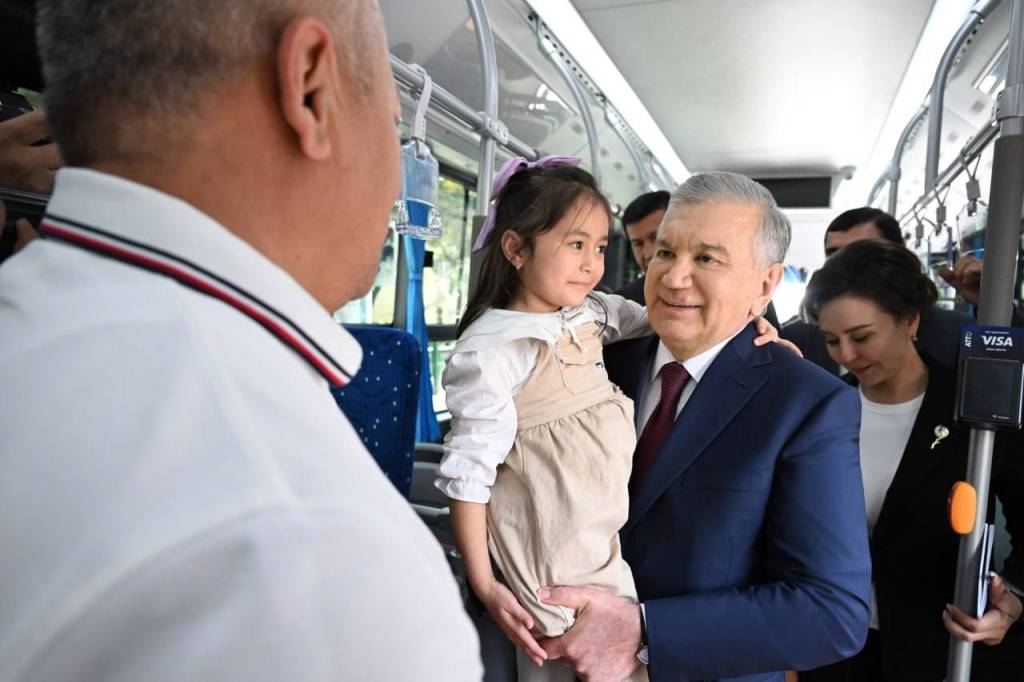 Президент ознакомился с улицей, реконструированной с использованием современных решений