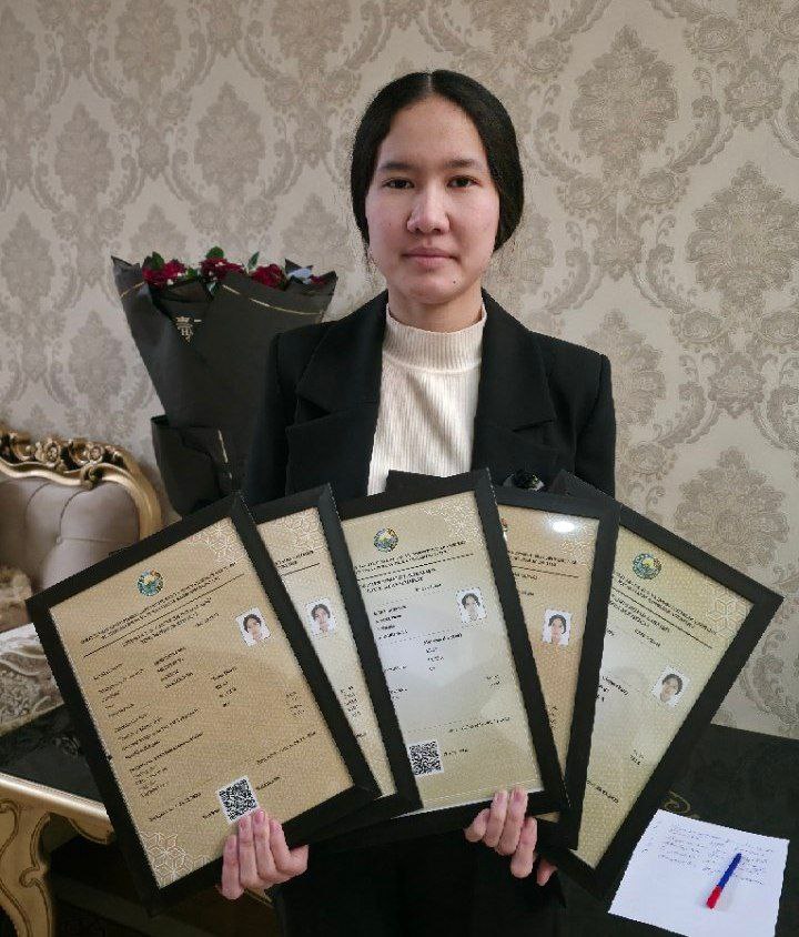 Впервые в Каракалпакстане ученица 9-го класса получила национальный сертификат по пяти предметам и стала студенткой досрочно