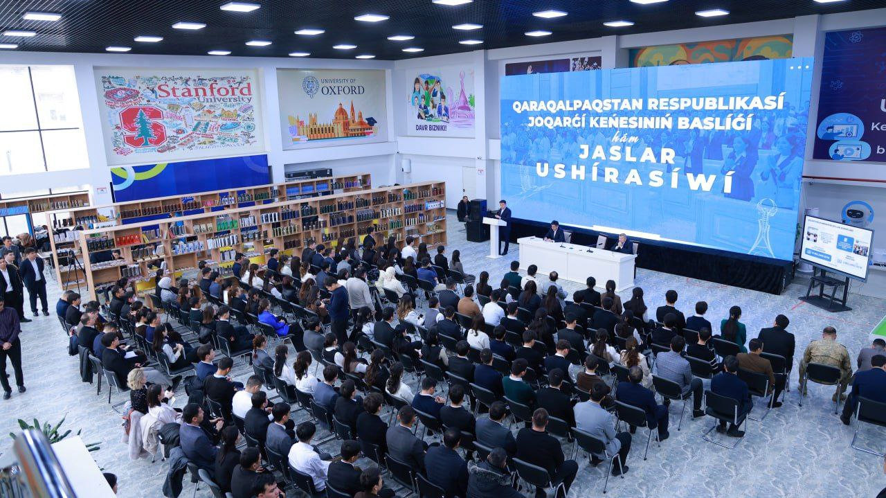 Joqarǵı Keńes Baslıǵı bir topar belsendi jaslar menen ushırastı