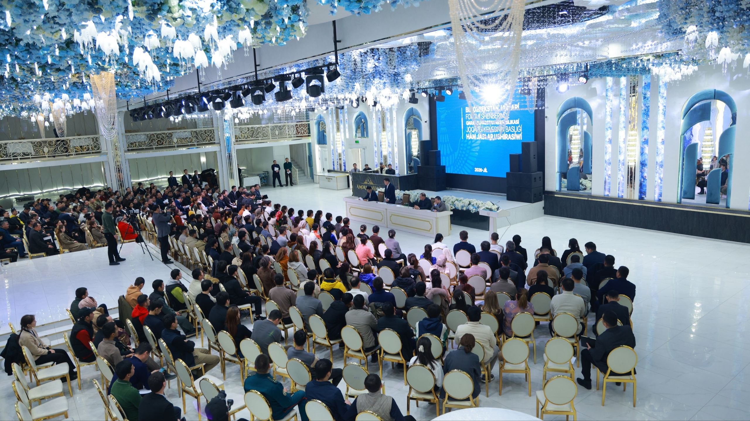 Joqarǵı Keńes Baslıǵı Taqıyatas rayonında jaslar menen ushırastı