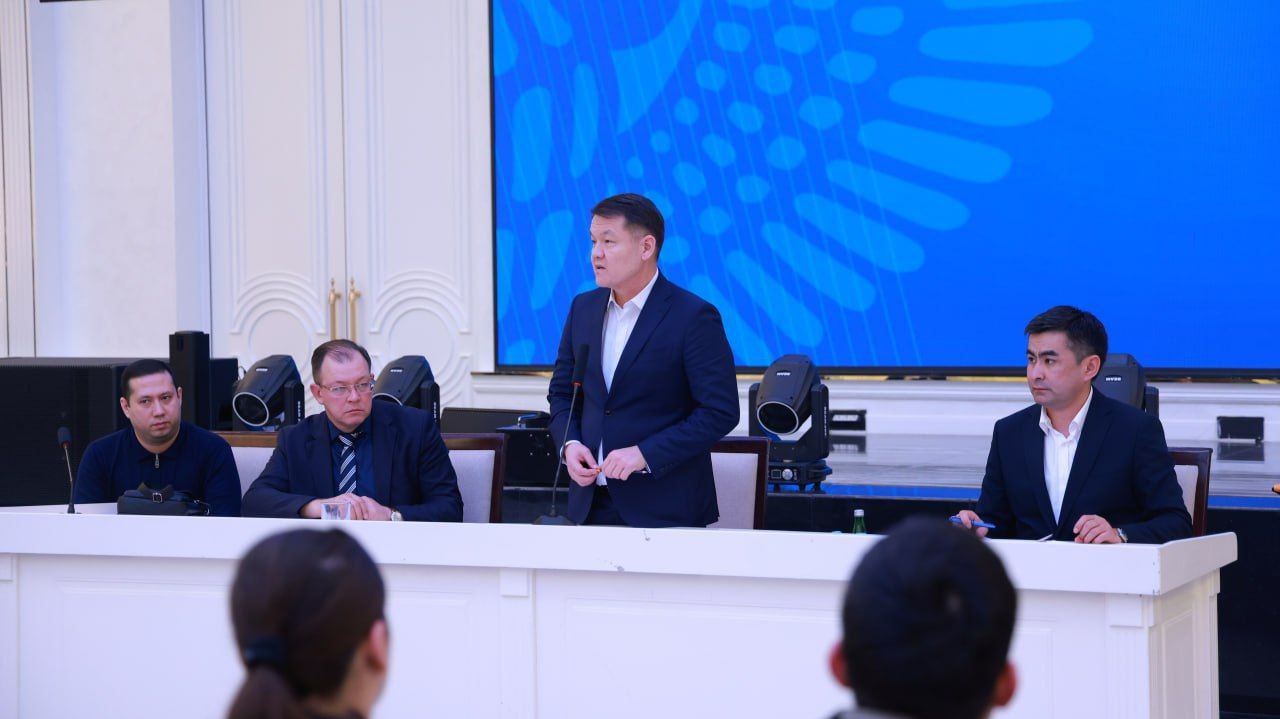 Joqarǵı Keńes Baslıǵı Nókis qalasında jaslar menen ushırastı