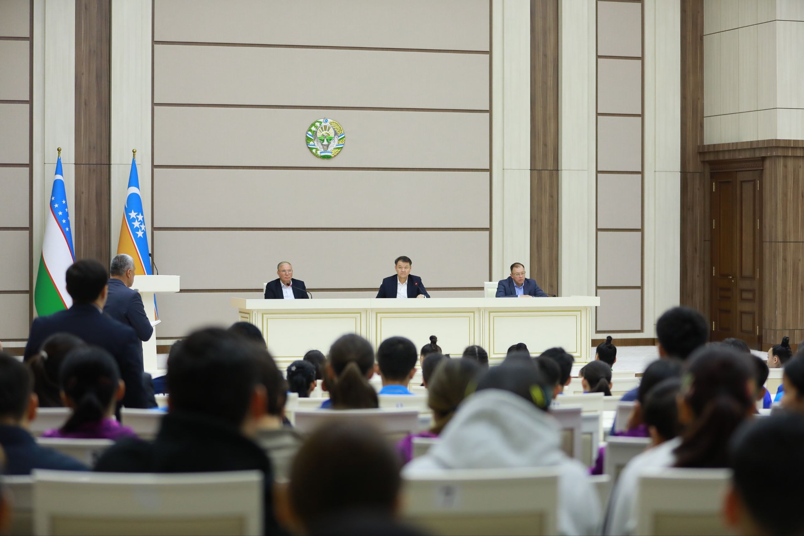 Joqarǵı Keńes Baslıǵı sportshı jaslar menen ushırastı