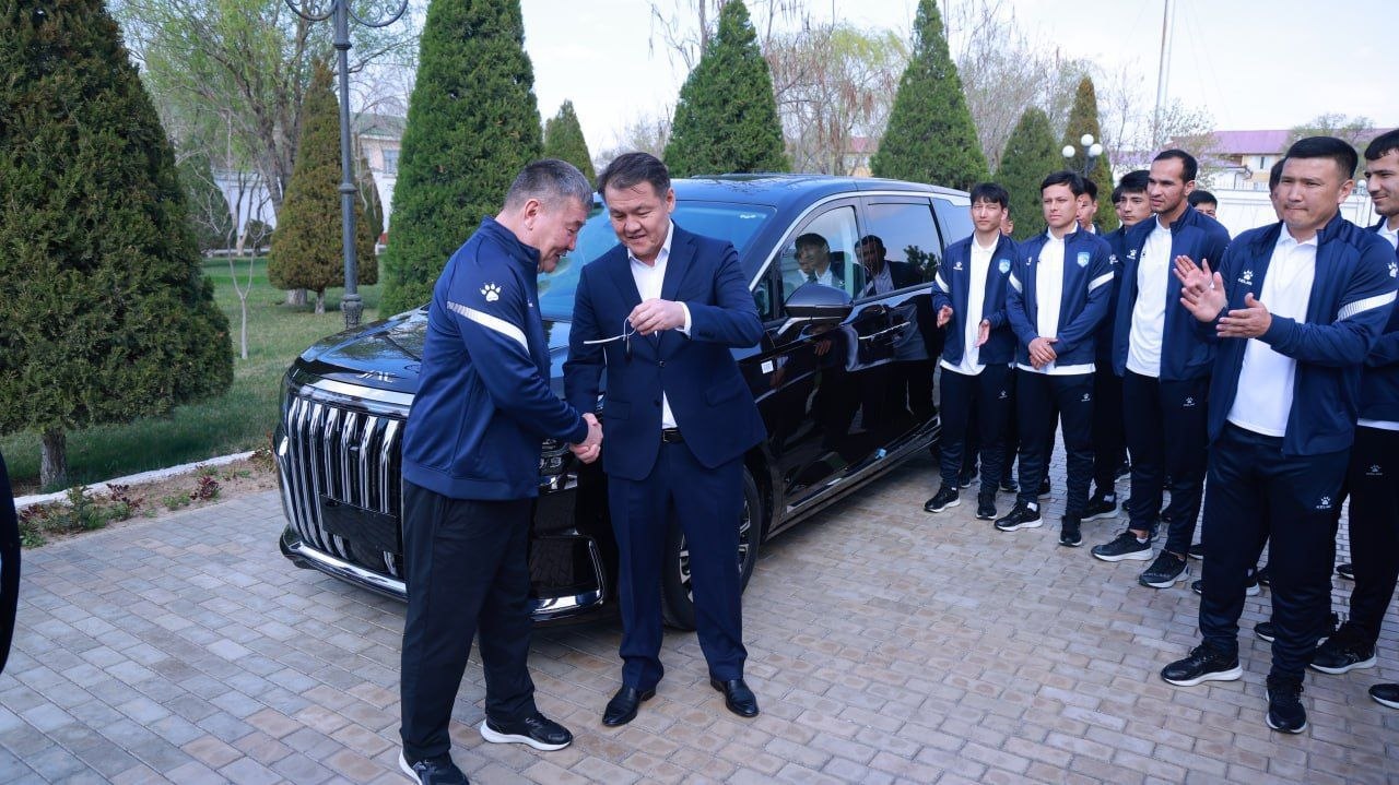 Жўқорғи Кенгес Раиси футболчи-ёшлар билан учрашди