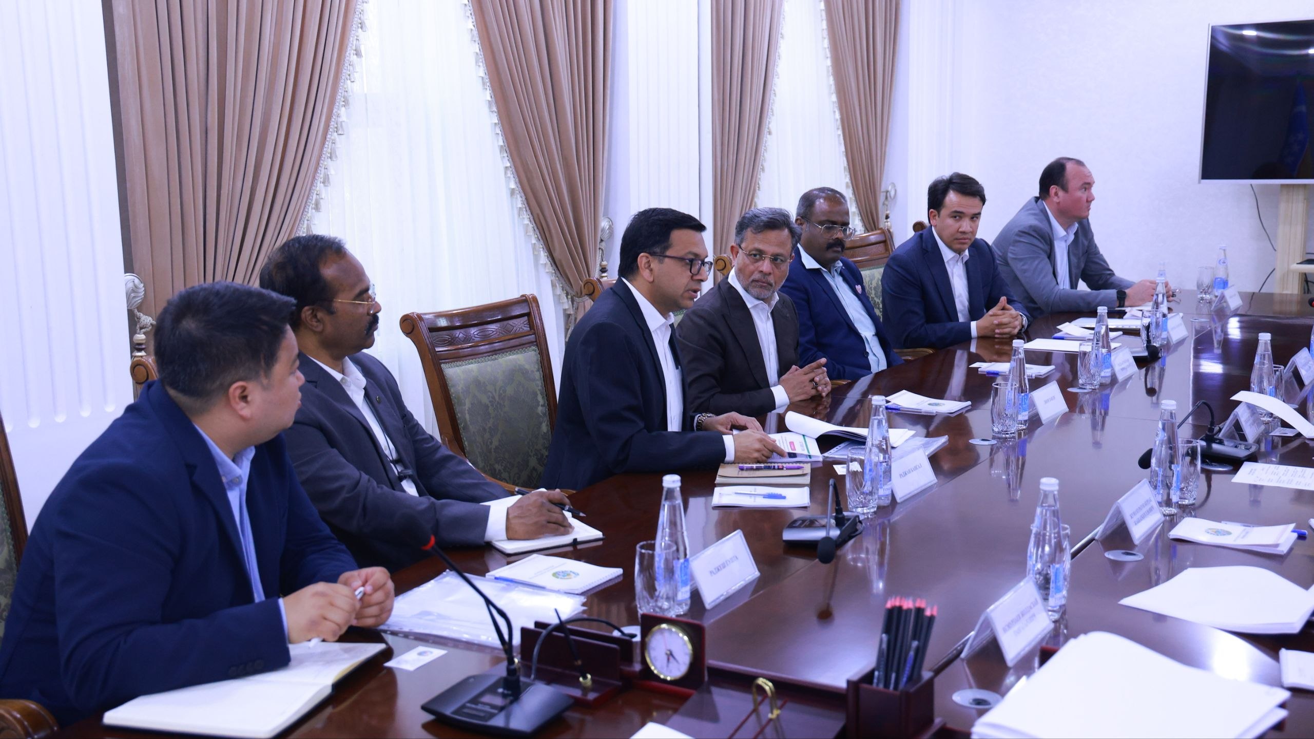 Жўқорғи Кенгес Раиси Қорақалпоғистонда шамол электр станцияларини қуриш масалалари бўйича инвесторлар билан учрашди