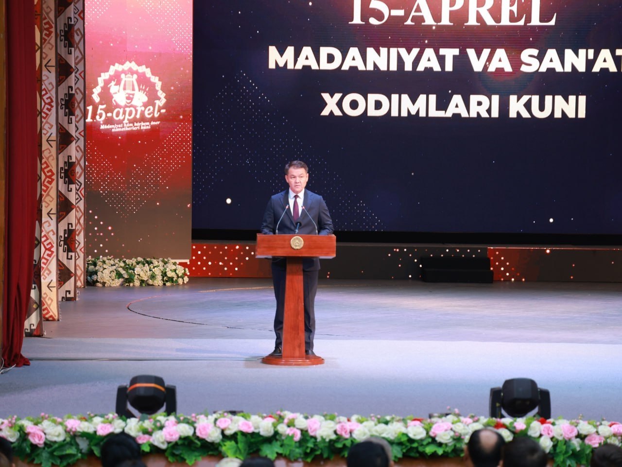 В Каракалпакском государственном академическом музыкальном театре имени Бердаха состоялось торжественное праздничное мероприятие, приуроченное к Дню работников культуры и искусства