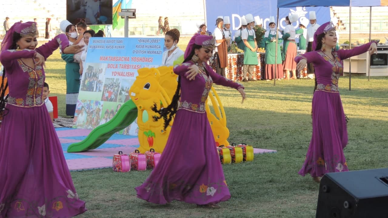 Тўрткўлда  “Янги Ўзбекистонда эркин ва фаровон яшайлик!” шиори остида концерт дастури бўлиб ўтди