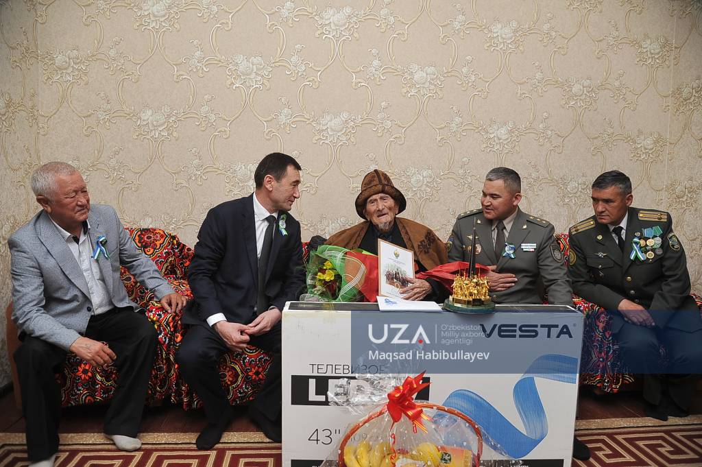 Қорақалпоғистонлик фахрийларга эҳтиром кўрсатилмоқда