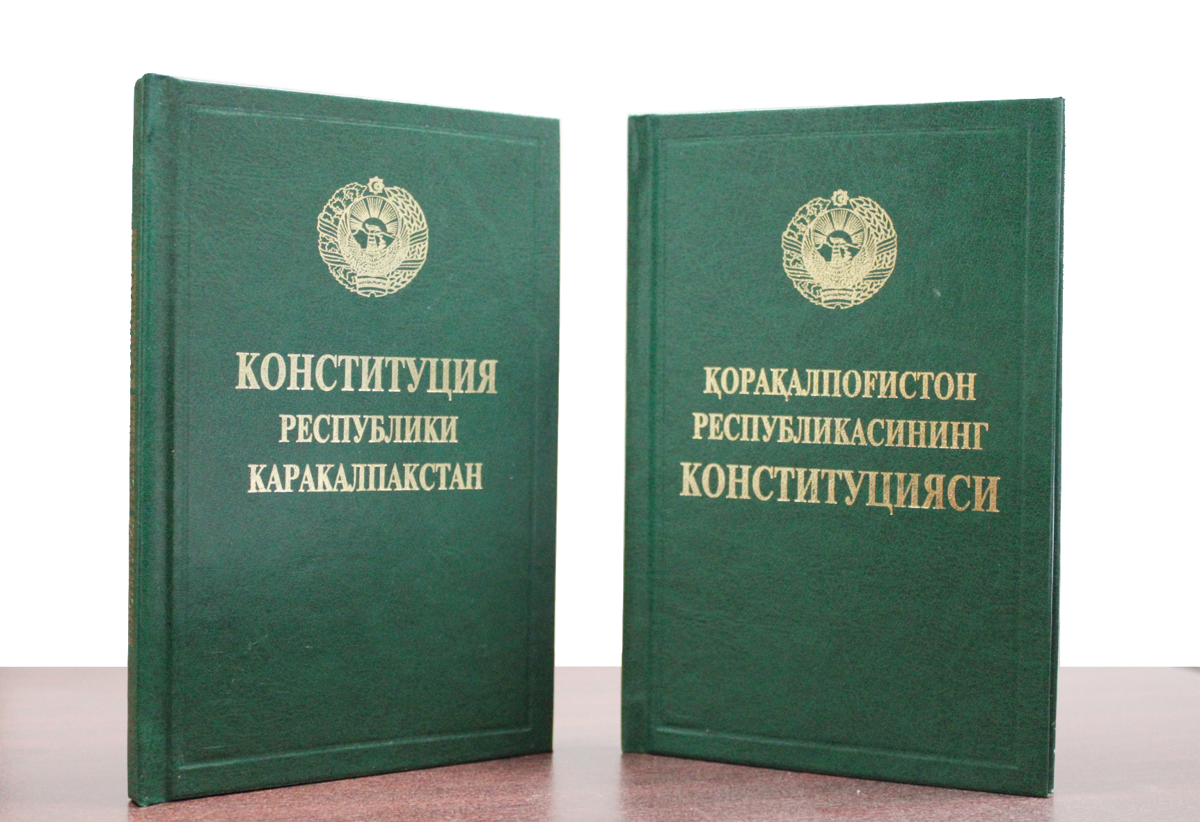 Қарақалпақстан Республикасының Конституциясы өзбек ҳәм рус тиллеринде баспадан шықты