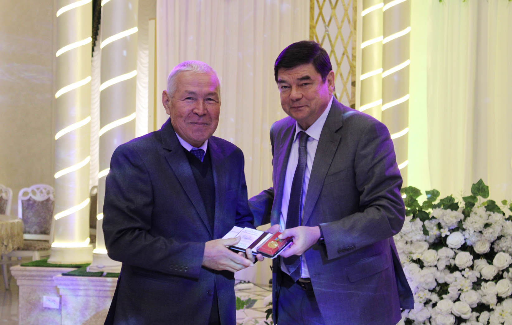 JO'QORG'I KENGES RAISI NURONIYLARNI TAQDIRLADI