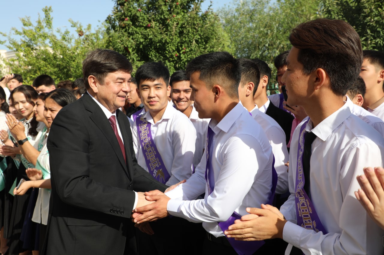 ЖОҚАРҒЫ КЕҢЕС БАСЛЫҒЫ МЕКТЕП ПИТКЕРИЎШИЛЕРИН ҚУТЛЫҚЛАДЫ