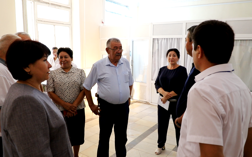Joqarǵı Keńes deputatları hám korrupciyaǵa qarsı gúresiw aymaqlıq keńesiniń wákilleri kásiplik (dóretiwshilik) imtixanlar barısı menen tanıstı