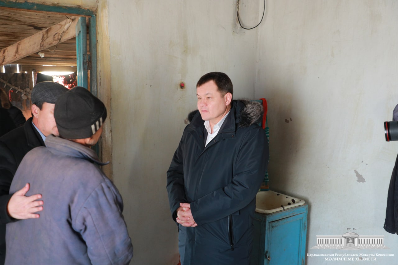 Qaraqalpaqstan Respublikası Joqarǵı Keńesiniń Baslıǵı Amanbay Orınbaev Taqıyatas rayonındaǵı sharayatı awır shańaraqlardıń jasaw jaǵdayın barıp kórdi