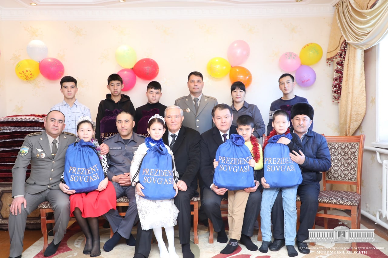 Joqarǵı Keńes Baslıǵı Amanbay Orınbaev shańaraqlıq balalar úyi tárbiyalanıwshılarına Prezident sawǵaların tapsırdı