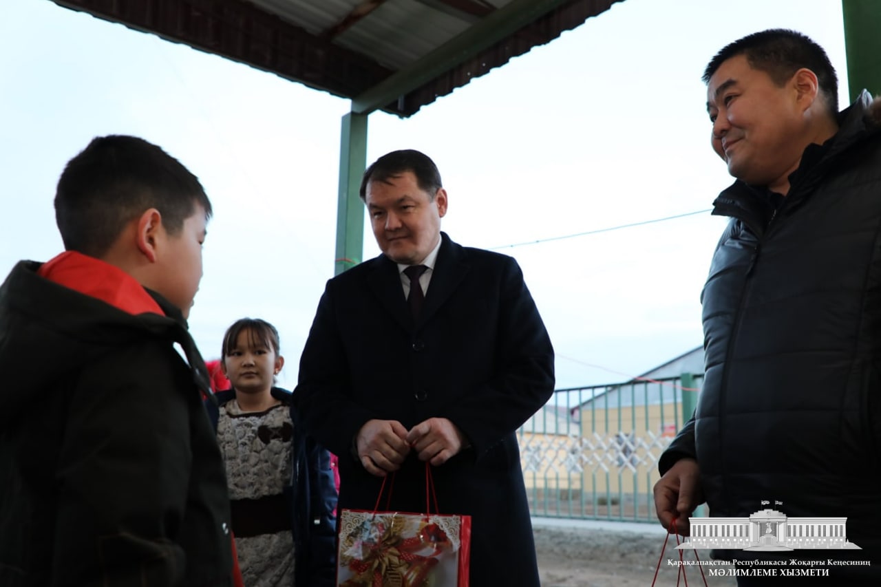 Joqarǵı Keńes Baslıǵı sociallıq úy turǵınların bayram múnásibeti menen qutlıqladı