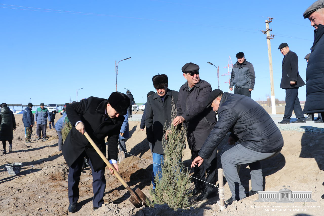 Joqarǵı Keńes Baslıǵınıń orınbasarı R.Saparbaevtıń baslaması menen Shımbay rayonında jáne bir jasıl aymaqtıń tırnaǵı qalandı
