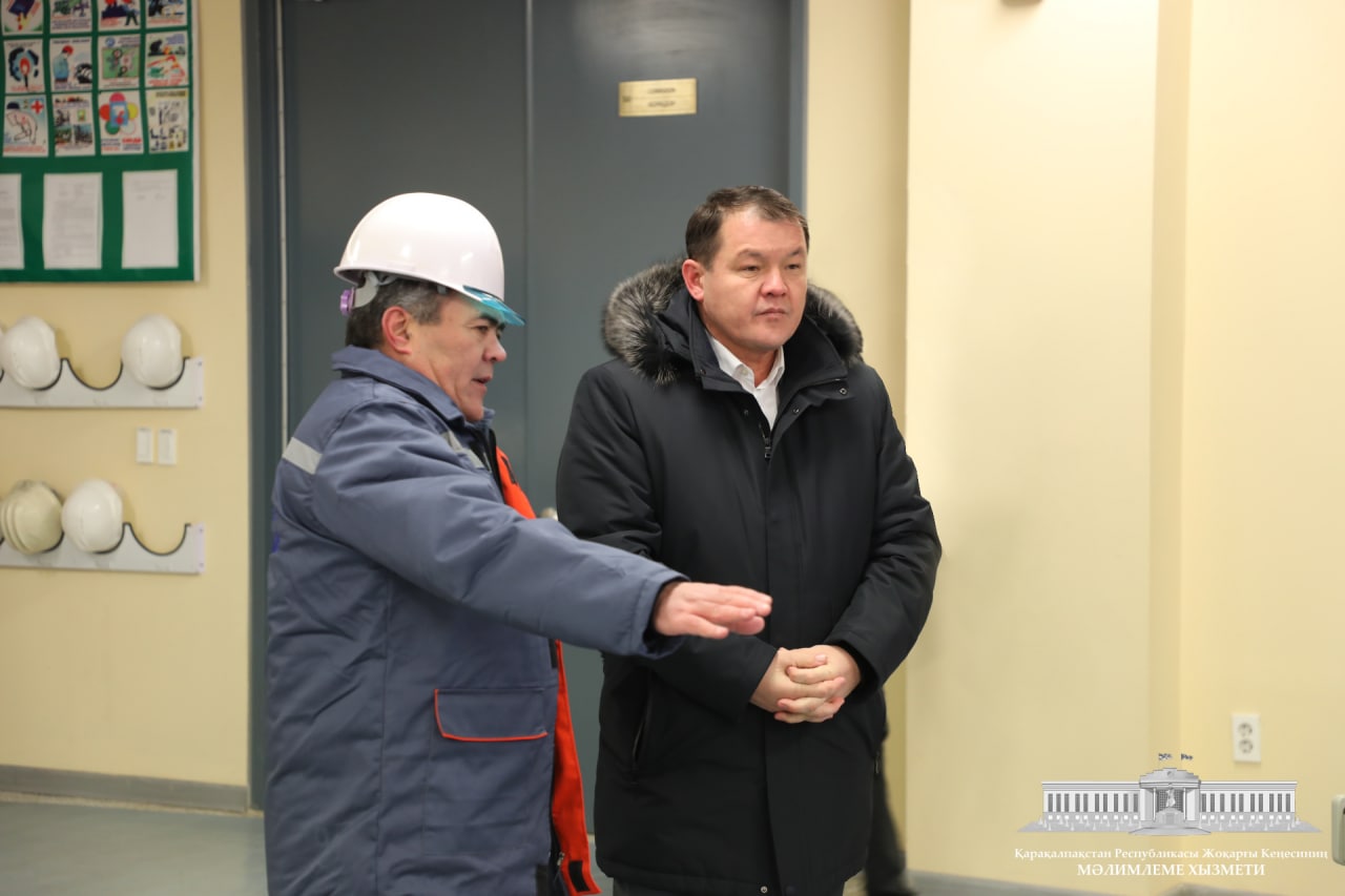 Joqarǵı Keńes Baslıǵı Taqıyatas ıssılıq elektr stanciyasında bolıp, kárxana xızmetkerleri menen sáwbetlesti