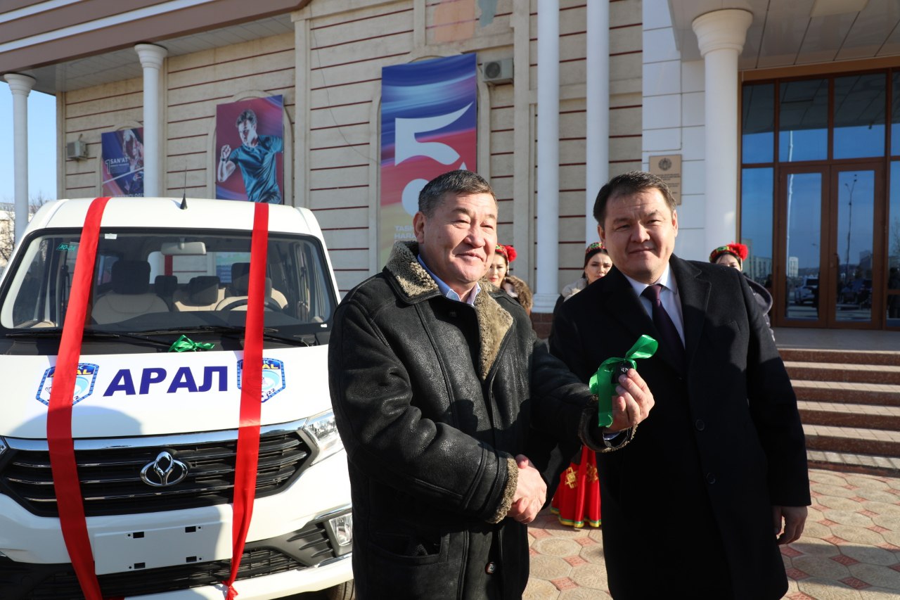 «Aral» futbol komandasına jańa mikroavtobus tapsırıldı