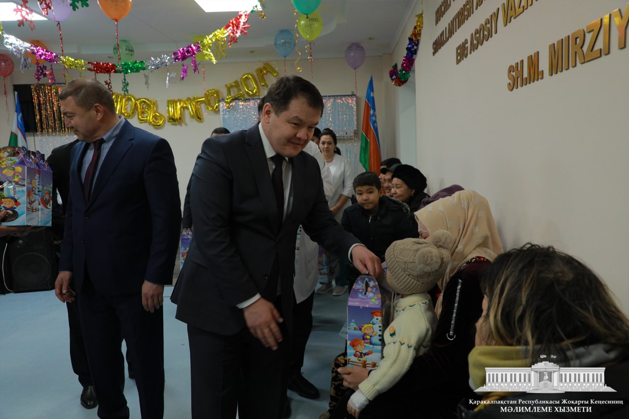Qaraqalpaqstan Respublikası Joqarǵı Keńesiniń Baslıǵı Amanbay Orınbaev Onkologiya hám radiologiya ilimiy-ámeliy medicina orayında emlenip atırǵan balalardı jańa jıl menen qutlıqladı