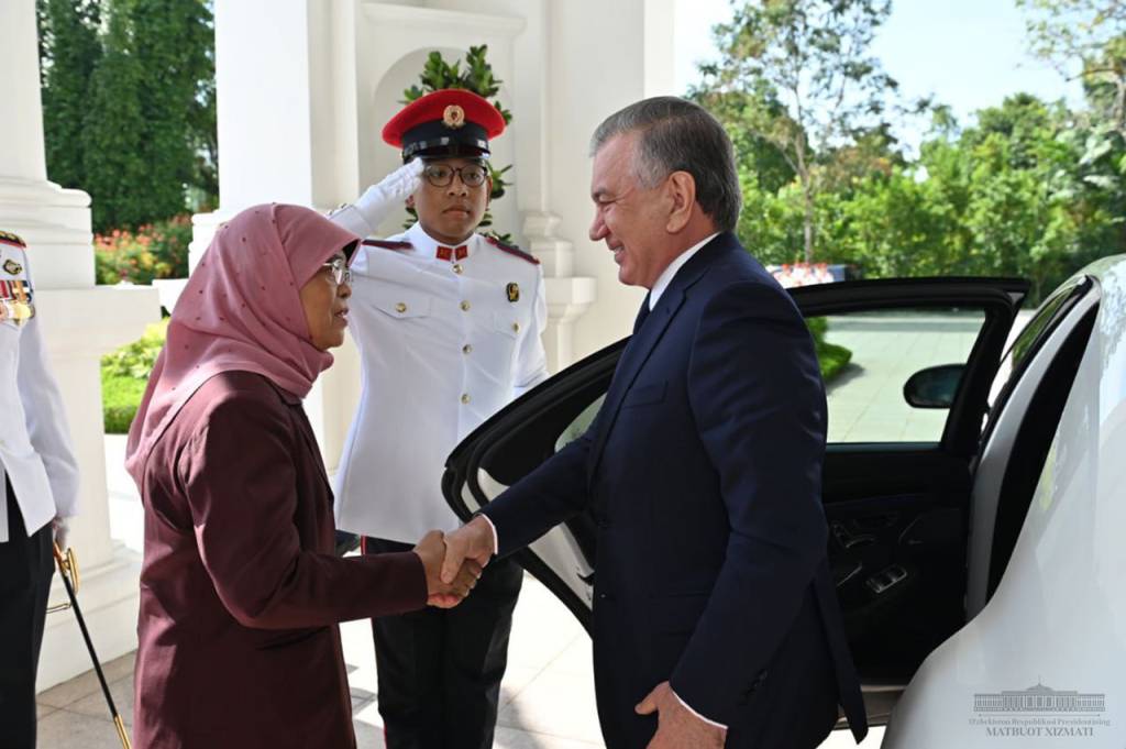 Prezident Shavkat Mirziyoevning Singapurga davlat tashrifi doirasida oliy darajadagi tadbirlar – ushbu mamlakat Prezidenti Halima Yaqub va Bosh vaziri Li Syan Lun bilan muzokaralar bo'lib o'tdi