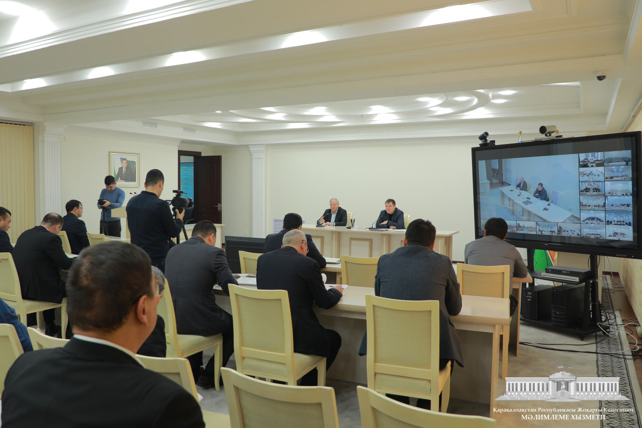 Jo'qorg'i Kenges Raisi iqtisodiy sohalarda amalga oshirilayotgan ishlar va 2023 yilga belgilangan asosiy vazifalarga mo'ljallangan videoselektor majilisini o'tkazdi