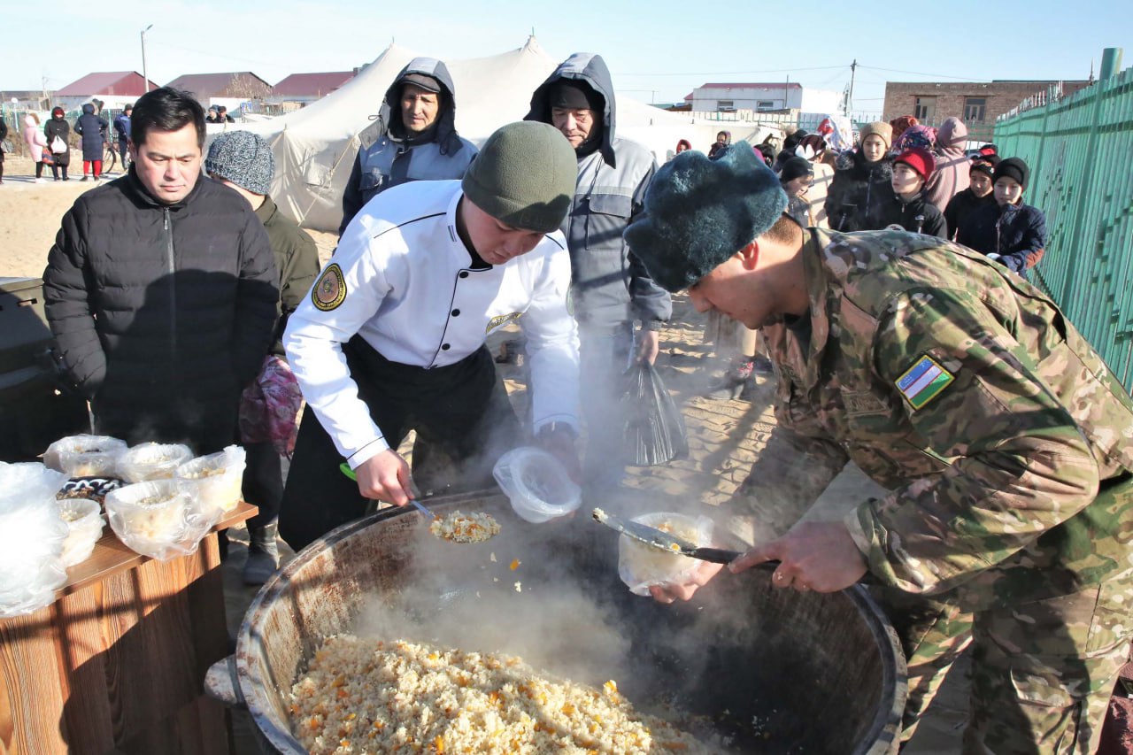 Áskeriy taraw wákilleri Nókis kalasındaǵı 10 dala asxanasında watanlaslarımızǵa ıssı awqat bólisti