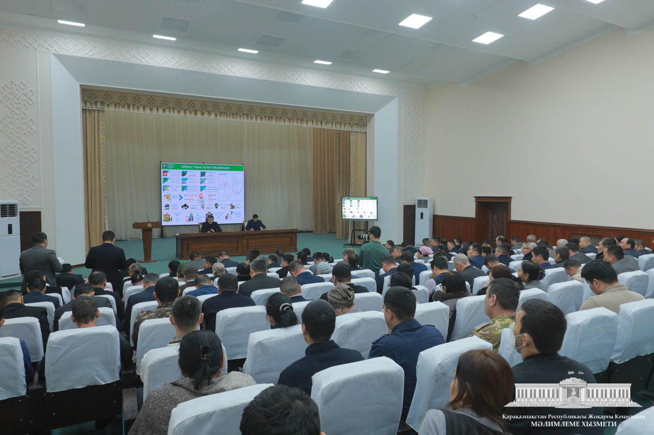 Joqarǵı Keńes Baslıǵı Moynaq rayonında kámbaǵallıqtı qısqartıw hám xalıqtıń bántligin támiyinlew baǵdarında ámelge asırılıp atırǵan jumıslardı tereń talqıladı