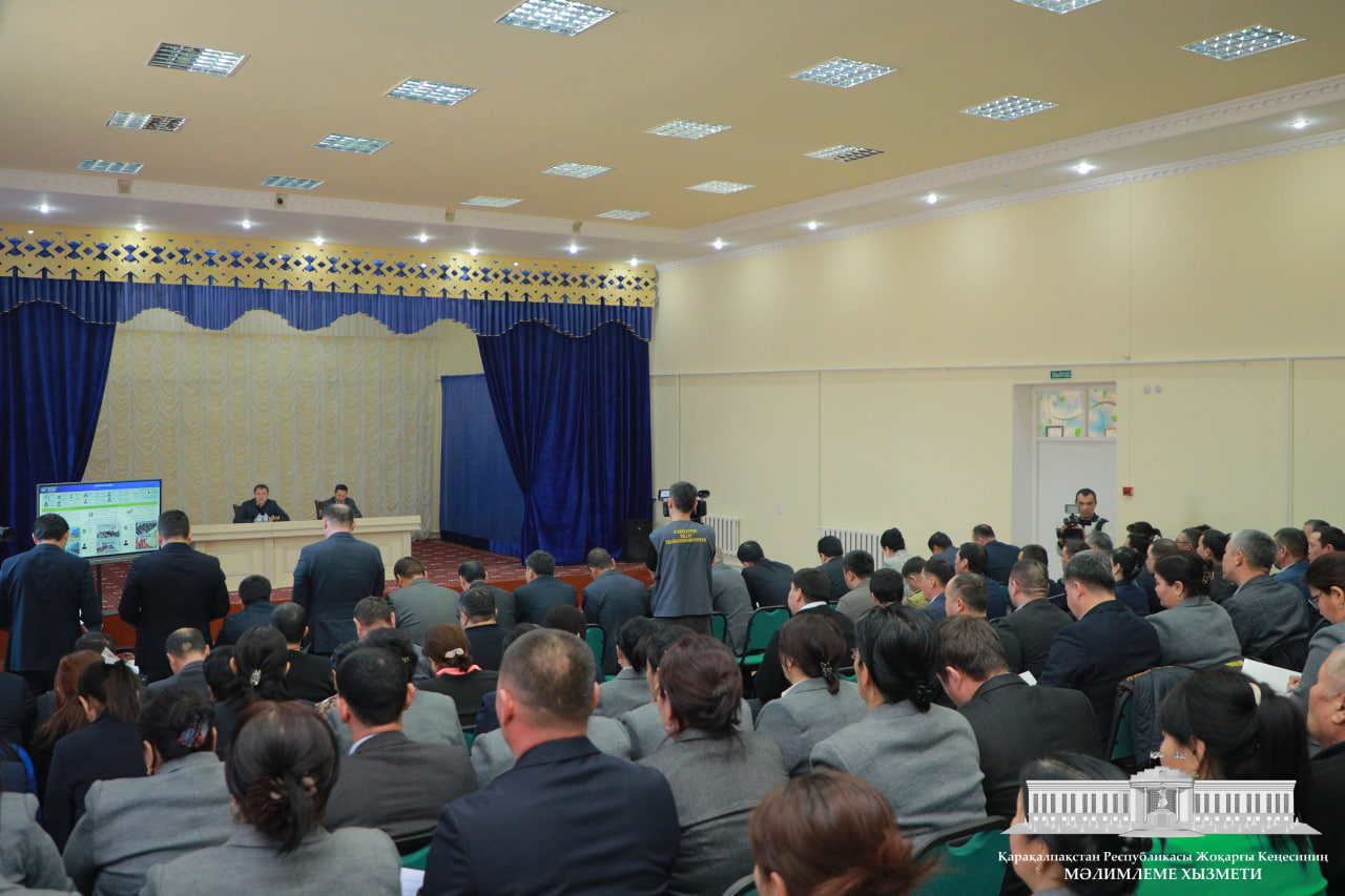 Joqarǵı Keńes Baslıǵı Shımbay rayonında kámbaǵallıqtı qısqartıw hám xalıqtıń bántligin támiyinlew baǵdarında ámelge asırılıp atırǵan jumıslardı tereń talqıladı