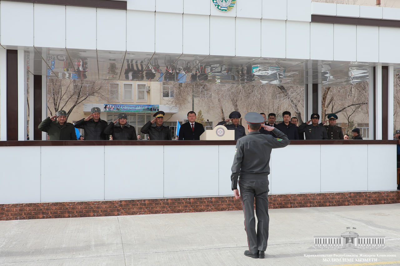 Qaraqalpaqstan Respublikası Joqarǵı Keńesiniń Baslıǵı Amanbay Orınbaev Arqa-Batıs áskeriy okruginde shólkemlestirilgen “Mártlik mektebi” oqıw-jıyınınıń ashılıw máresiminde qatnastı