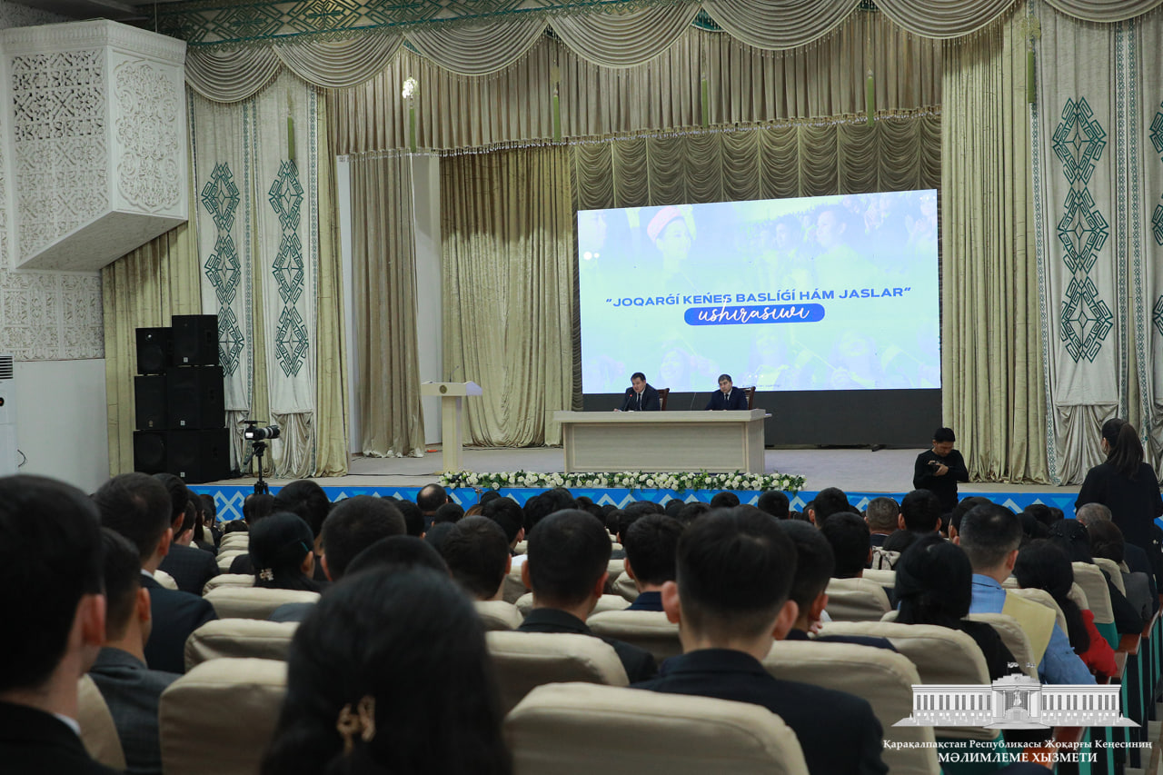 Joqarǵı Keńes Baslıǵı student jaslar menen ushırasıp, jaqınnan sáwbetlesti