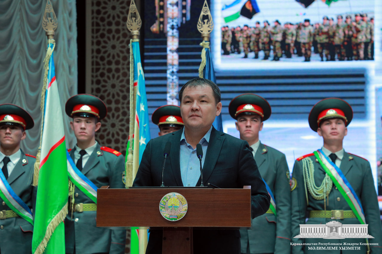 Joqarǵı Keńes Baslıǵı Amanbay Orınbaev Arqa-Batıs áskeriy okruginde shólkemlestirilgen “Mártlik mektebi” oqıw-jıyını qatnasıwshıların sıylıqladı