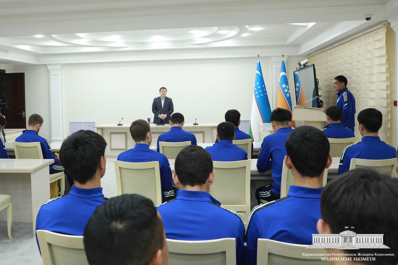 Jo'qorg'i Kenges Raisi Pro Liga o'yinlari oldidan Aral Futbol komandasi a'zolariga omad tiladi