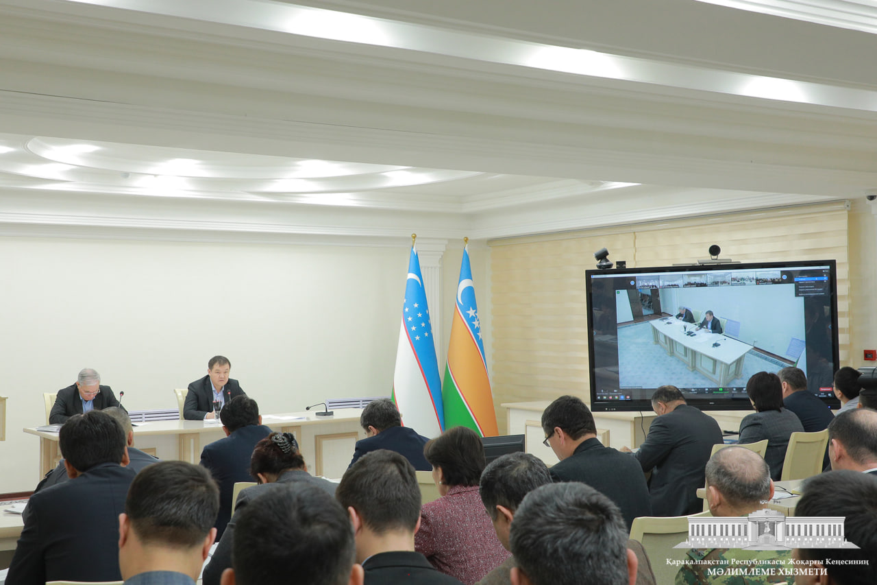 Joqarǵı Keńes Baslıǵı kadrlar menen islesiw, mámleketlik xızmetkerlerdiń tártip-intizamın bekkemlew hám jol qoyılǵan kemshilikler haqqındaǵı máselelerge arnalǵan videoselektor májilisin ótkerdi