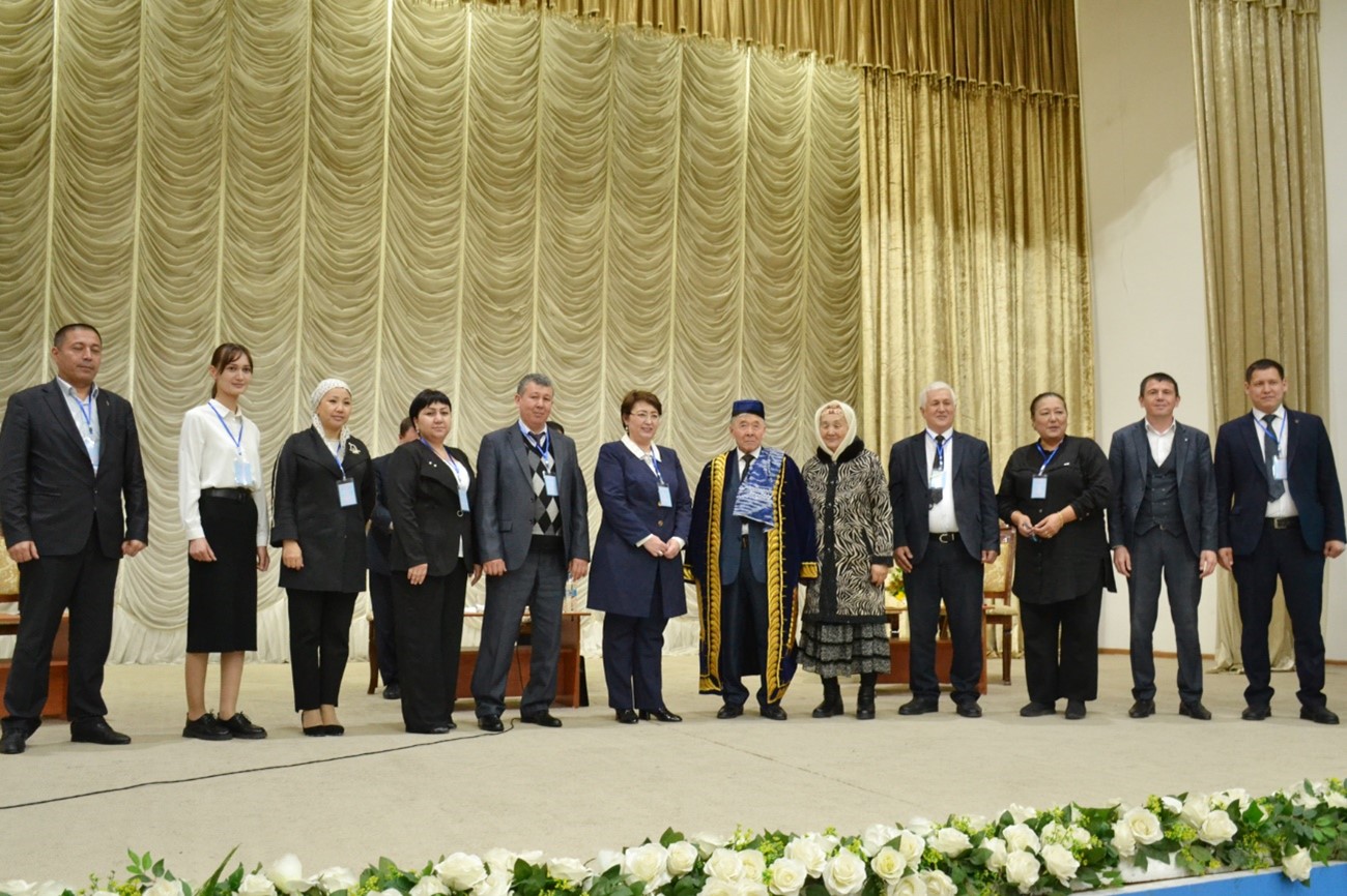 Ilimpazlar Qaraqalpaqstan Respublikası Joqarǵı Keńesiniń Baslıǵı atınan qutlıqlanıp, «Ardaqlı nuraniy» kókirek belgileri menen sıylıqlandı