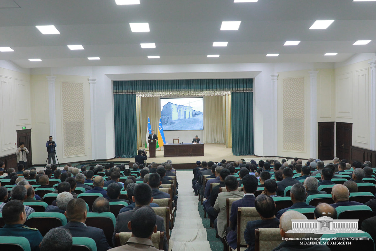 Joqarǵı Keńes Baslıǵı Taxtakѳpir rayonınıń kóshe biyleri menen jaqınnan pikirlesti