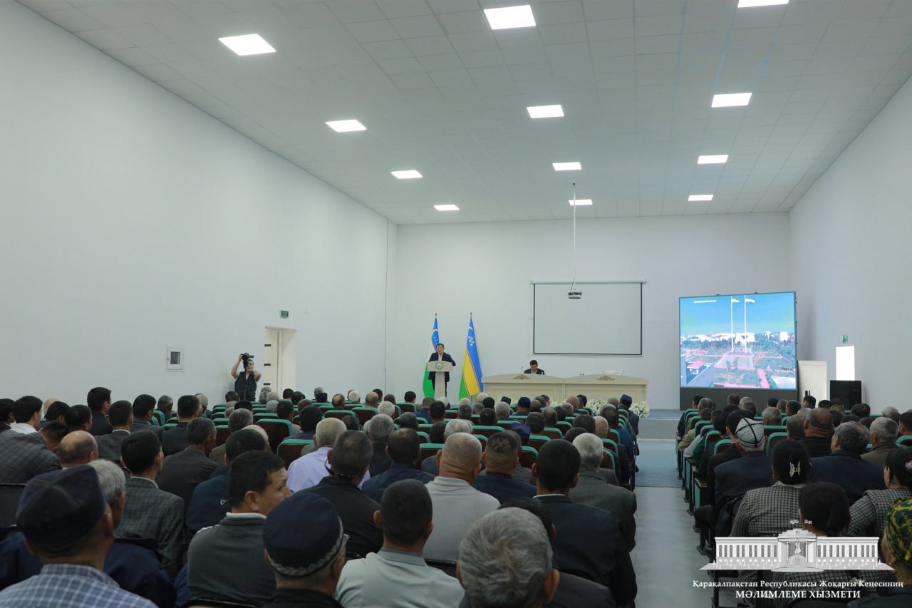 Joqarǵı Keńes Baslıǵı Nókis rayonındaǵı kóshe biyleri, nuranıy, aqsaqallar hám belsendiler menen jaqınnan pikirlesti