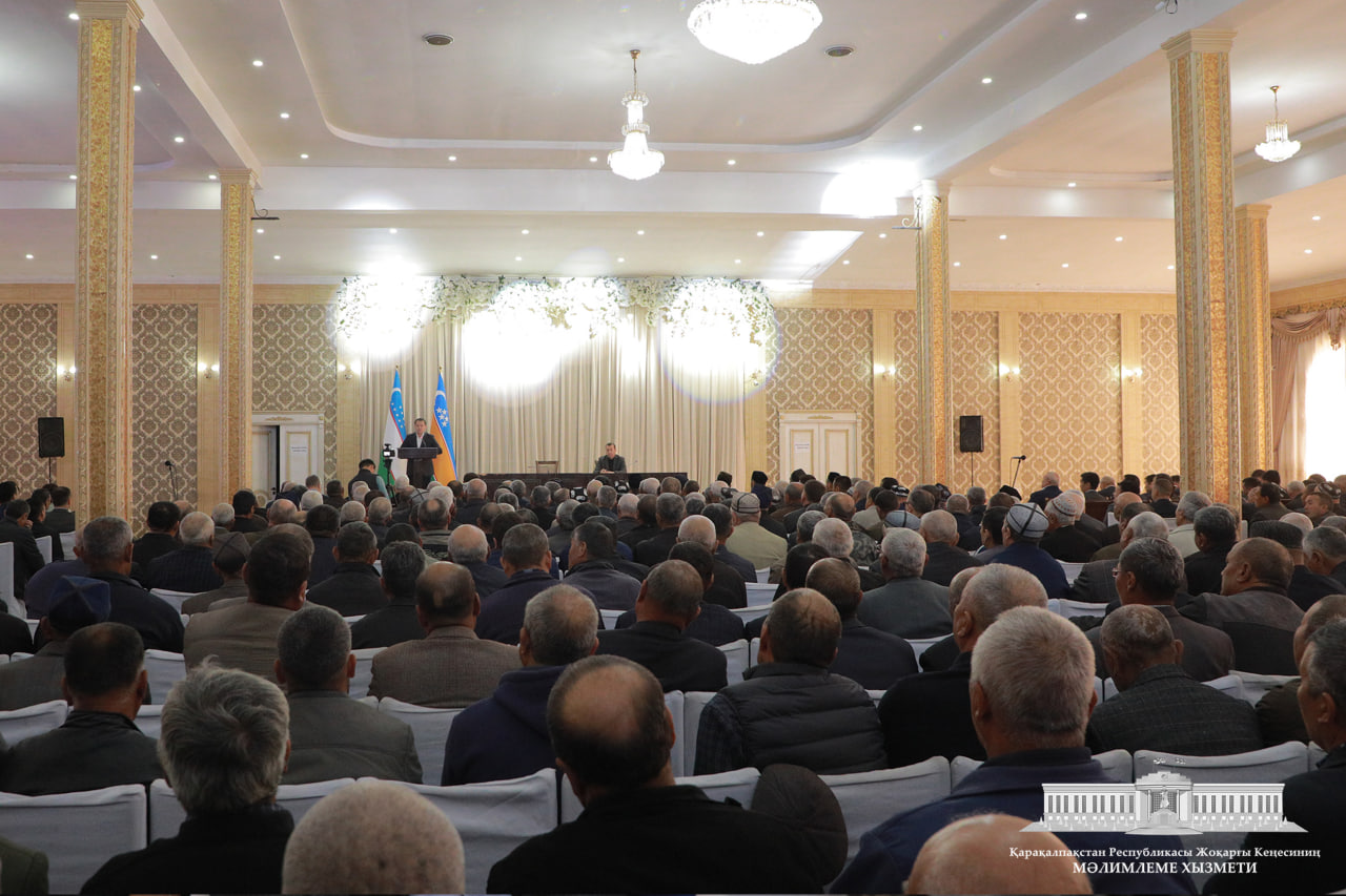 Joqarǵı Keńes Baslıǵı Ámiwdárya rayonında ele de ámelge asırılıwı tiyis wazıypalardı belgilep alıw maqsetinde kóshe biyleri, nuranıy-aqsaqallar hám belsendiler menen ushırastı