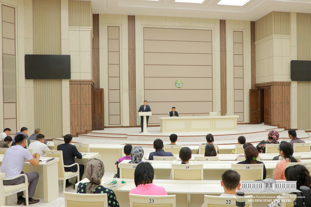 Joqarǵı Keńes Baslıǵı ózi atalıqqa alǵan jaslardıń mashqalaların tıńladı