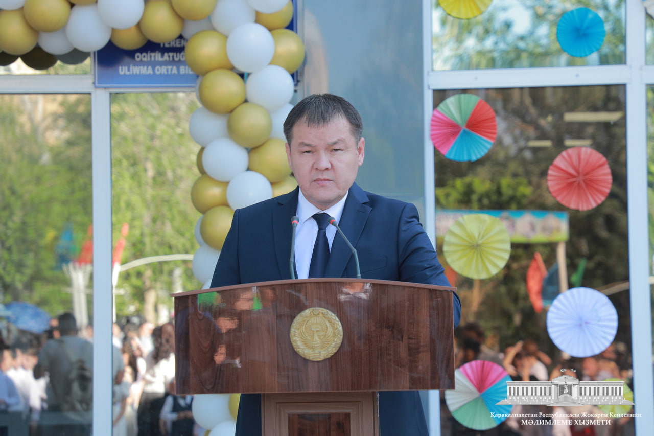 Joqarǵı Keńes Baslıǵı mektep pitkeriwshilerin qutlıqladı