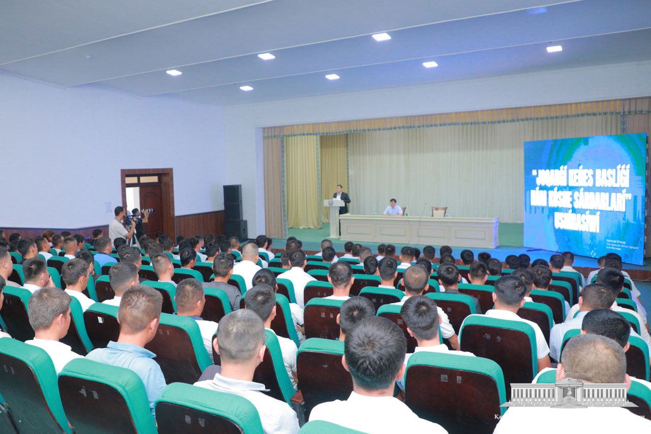 Joqarǵı Keńes baslıǵı kóshe sárdarları hám belsendi jaslar menen pikirlesti