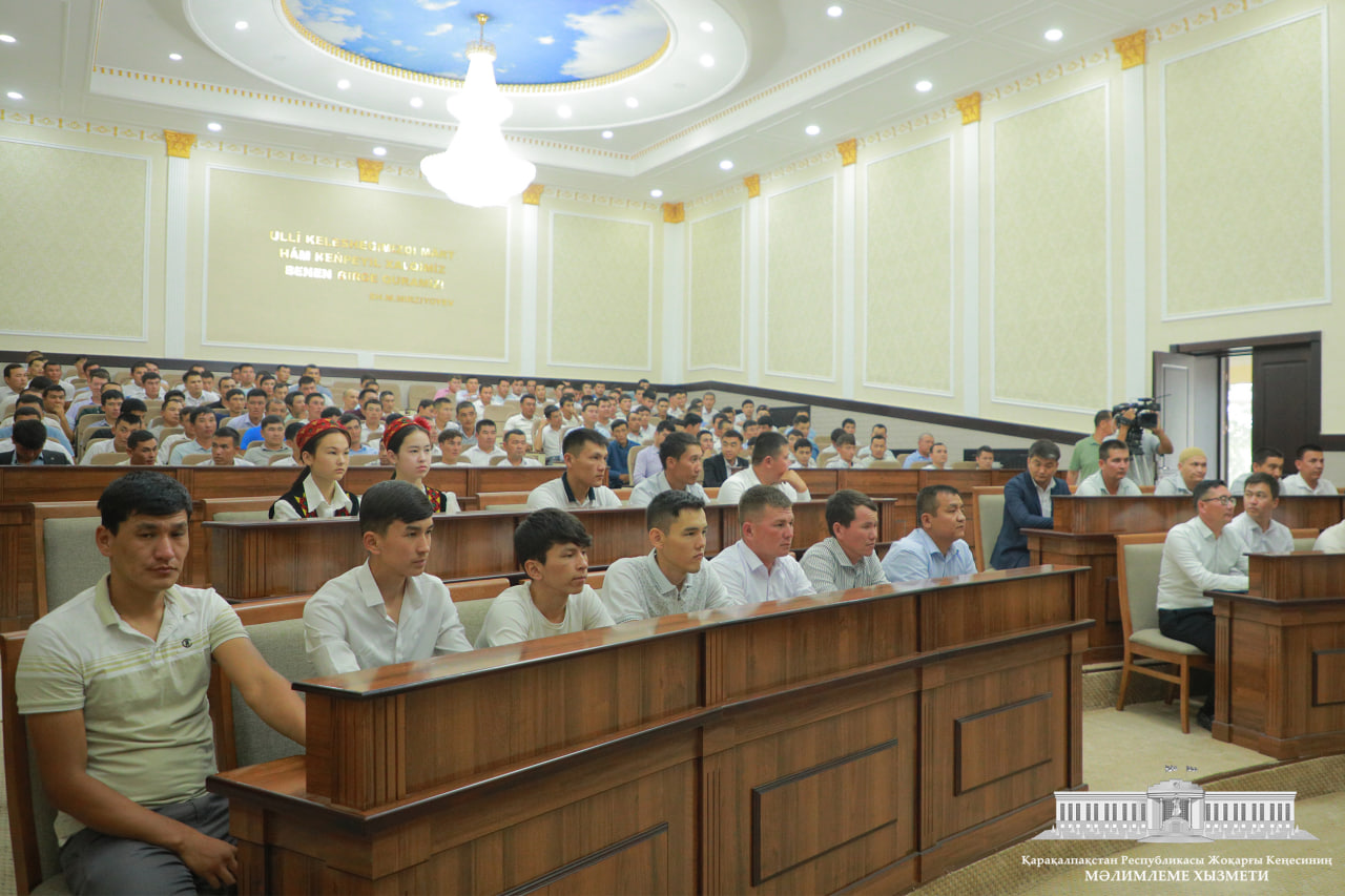 Qaraózek hám Taxtakópir rayonı jasları menen jaqınnan pikirlesildi