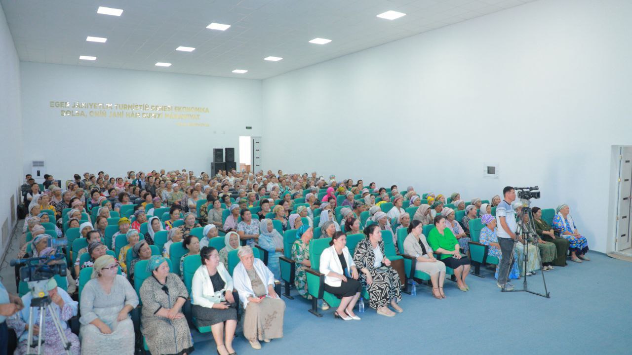 Nókis rayonınıń belsendi hayalları menen jaqınnan pikir almasıldı