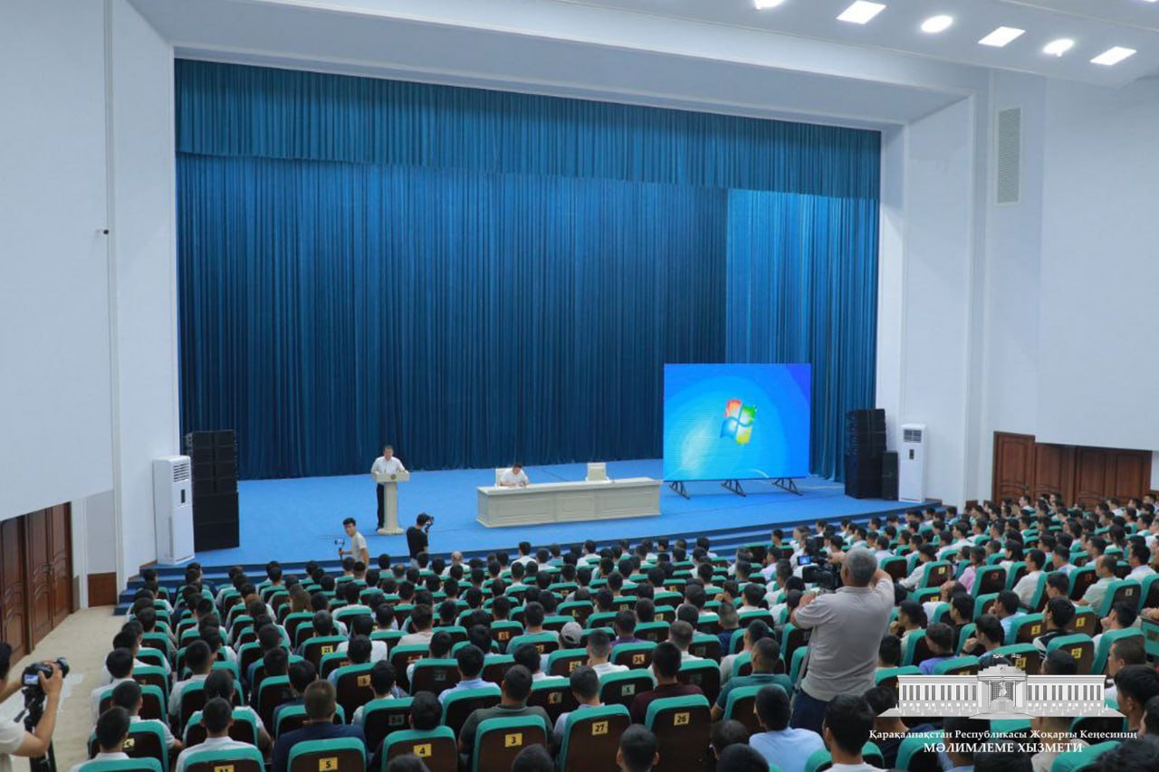 Joqarǵı Keńes Baslıǵı «Jaslar aylıǵı» sheńberinde Nókis qalasındaǵı kóshe sárdarları hám belsendi jaslar menen ushırastı