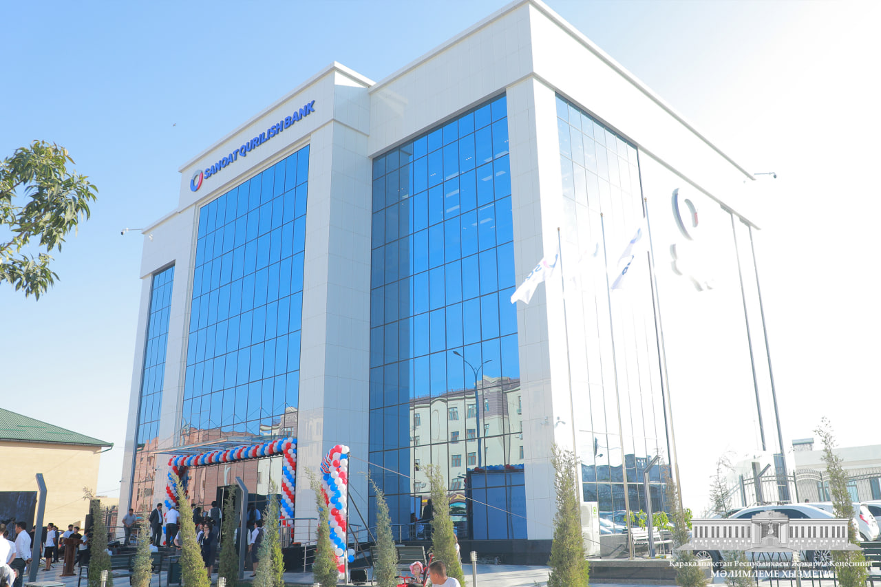 Nókis qalasında «Sanaat Qurılıs bank» akcionerlik kommerciyalıq bankiniń Qaraqalpaqstan Respublikası aymaqlıq bank xızmetleri ofisi jańa imaratınıń ashılıw máresimi bolıp ótti