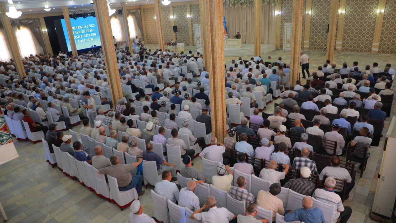 Joqarǵı Keńes Baslıǵı Ámiwdárya rayonında ámelge asırılıwı tiyis wazıypalardı belgilep alıw maqsetinde kóshe biyleri menen ushırastı