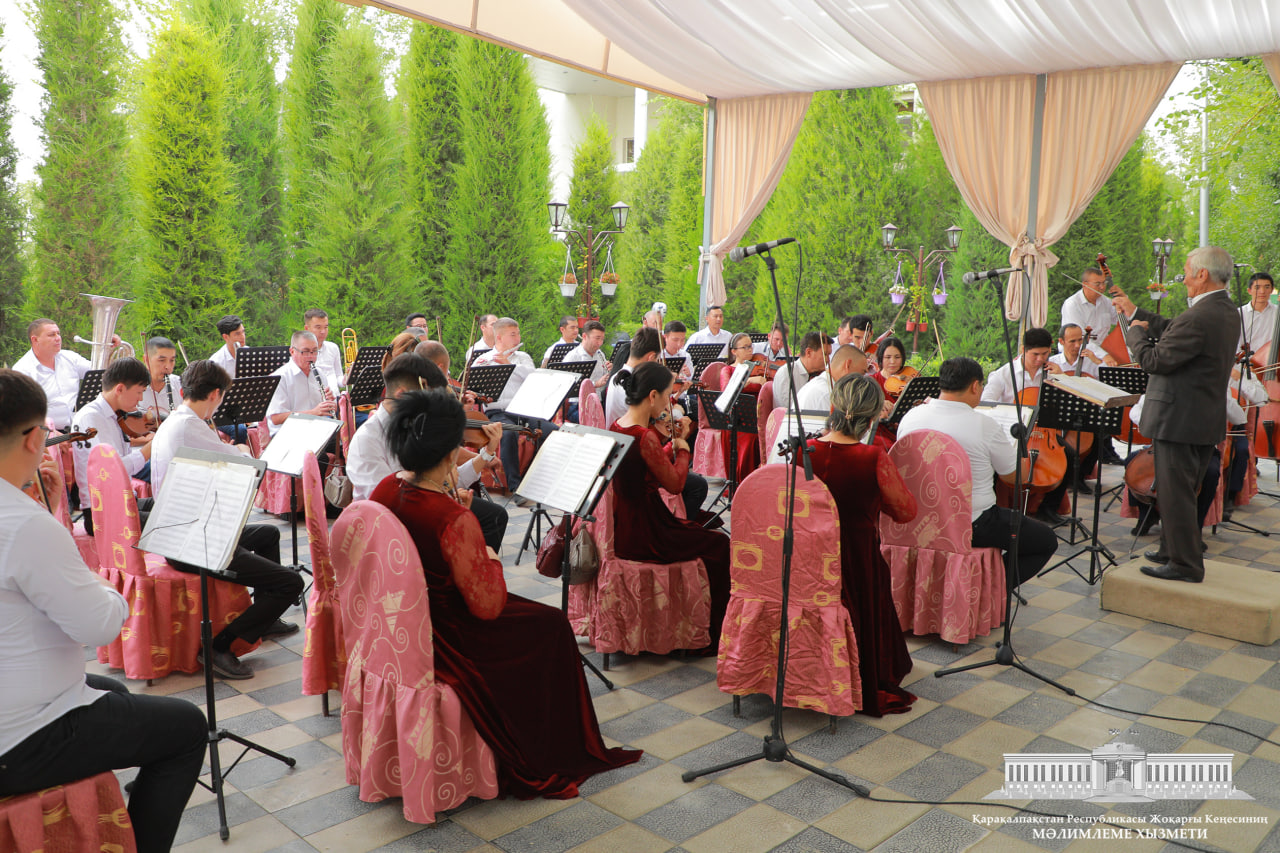 Búgin Nókis qalasında jaylasqan payızlı orınlardıń birinde úsh áwlad wákilleriniń diydarlasıwı bolıp ótti