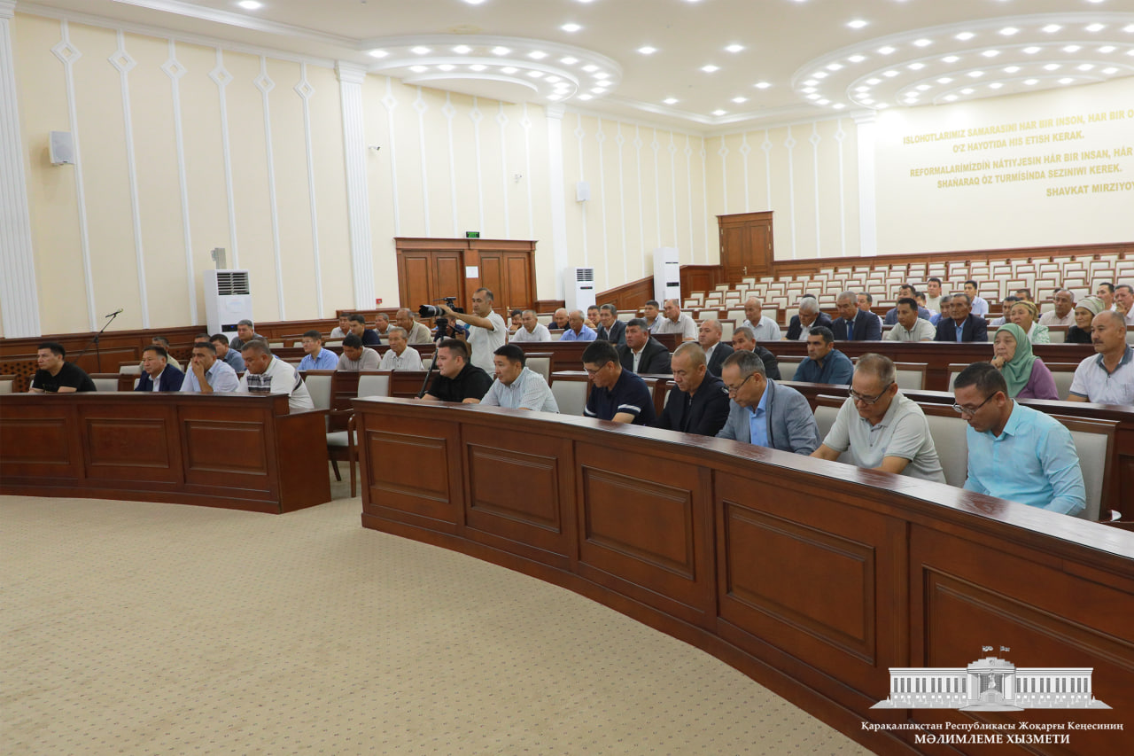 Qaraqalpaqstan Respublikası Joqarǵı Keńesiniń Baslıǵı Amanbay Orınbaev respublikamızdaǵı bir qatar aldıńǵı fermer xojalıqları basshıları menen ushırastı