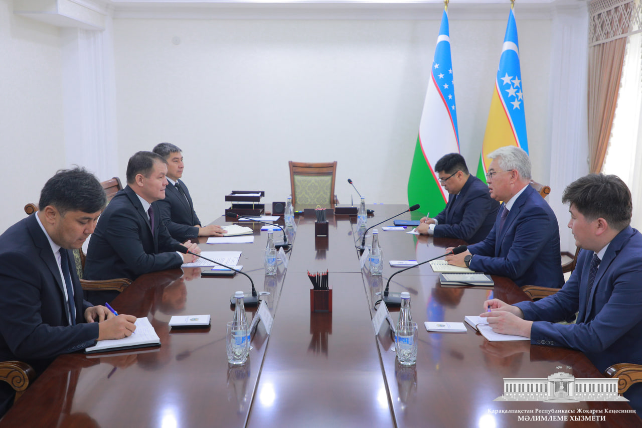 Qaraqalpaqstan Respublikası Joqarǵı Keńesiniń Baslıǵı Amanbay Orınbaev Qazaqstan Respublikasınıń ayrıqsha hám tolıq huqıqlı elshisi Beybut Atamkulov penen ushırastı
