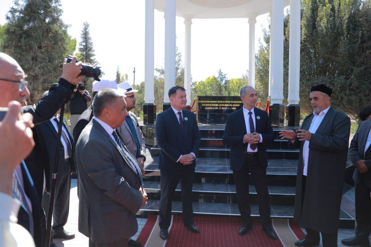 Ullı oyshıl babamızdıń yubileyine arnalǵan xalıq aralıq konferenciya qatnasıwshıları shólkemlestirilgen ilajlar sheńberinde Abu Rayxan Beruniydiń rámziy qábirin ziyaratladı