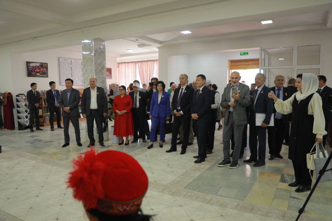 Bunnan soń xalıq aralıq konferenciya qatnasıwshıları Beruniy rayonı mádeniyat sarayında milliy sazlar atqarıwında saltanatlı túrde kútip alındı. Xalıq namaları atqarılıp, milliy úrp-ádet hám dástúrlerimiz úlgileri kórsetildi